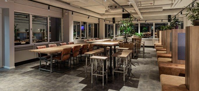 3-fase spanningsrail met spots in een bedrijfskantine Zwarte 3-fase spanningsrail kantine