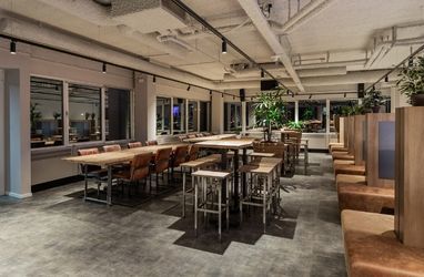 3-fase spanningsrail met spots in een bedrijfskantine Zwarte 3-fase spanningsrail kantine
