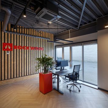 Bekijk onze LED verlichting in het kantoor van Rockwool Kantoorverlichting Rockwool
